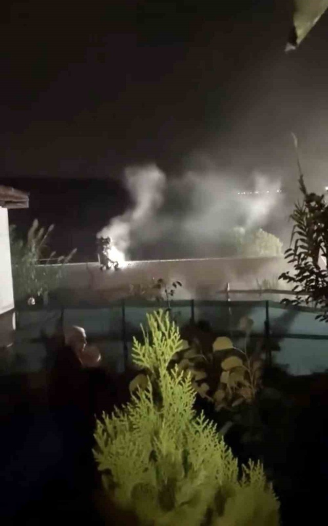 Bursa Karacabey Gönü Mahallesi'nde eski damdaki yangın itfaiye ekiplerince söndürüldü