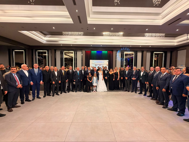 Çorum'da Mehmet Tahtasız'ın kızının düğününe Özgür Özel de katıldı