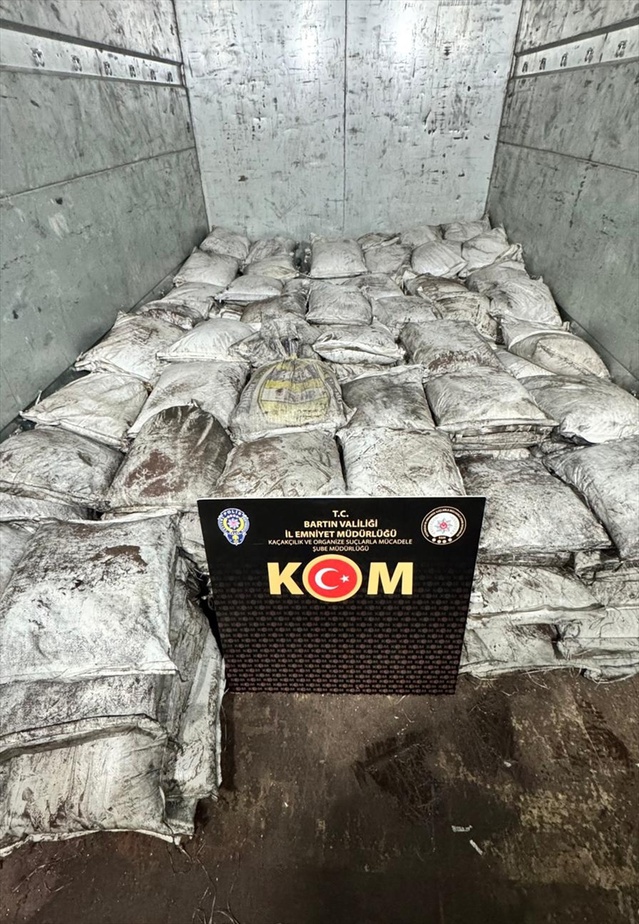 Bartın'da 8 ton titanyum olduğu değerlendirilen madde ele geçirildi, 3 şüpheli gözaltında