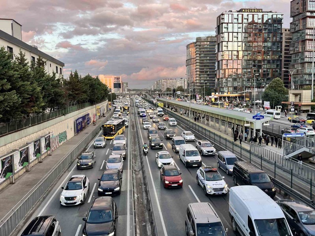 Yağış İstanbul trafiğini zorladı, akşam yoğunluğu yüzde 69'a ulaştı