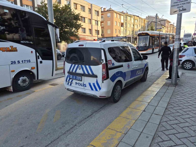 Eskişehir'de otomobilin çarptığı yaşlı kadın yaralandı, tramvay seferleri aksadı