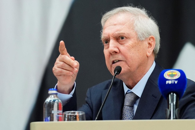 İsim verip ''Paraları yemişsiniz'' diye seslenen Aziz Yıldırım, kürsüde esip gürledi