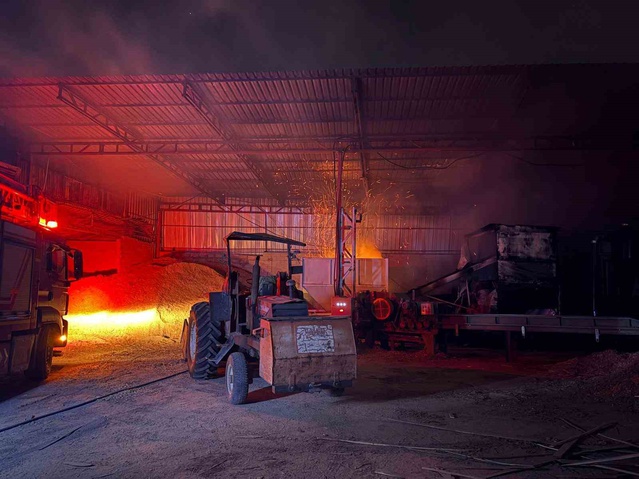 Kayseri'de kereste fabrikasındaki talaş briketleme makinası yangını söndürüldü