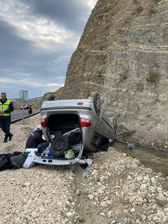 Tekirdağ Şarköy'de takla atan otomobilde sürücü ve yolcu yaralandı