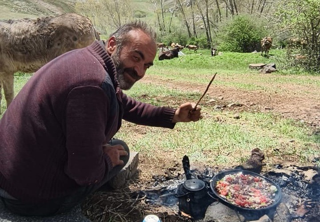 Sivas Şarkışla'da yaylada hayvan otlatan çoban yıldırım isabetiyle hayatını kaybetti.