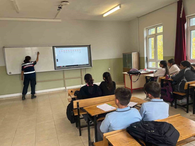 Bilecik'te jandarma, Merkez ve Osmaneli okullarında siber güvenlik eğitimi verdi