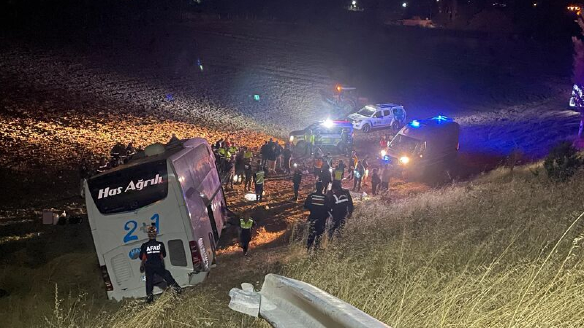Yolcu otobüsü tarlaya girdi: 24 yaralı
