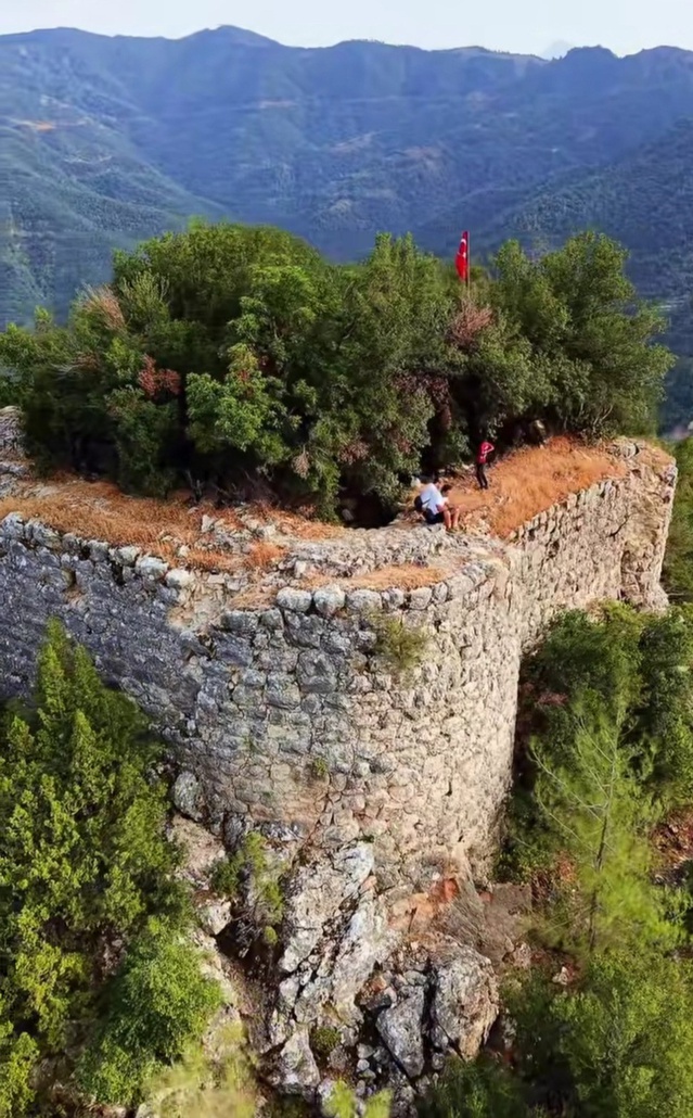 Kahramanmaraş Andırın'daki Hisar Kalesi sarp konumu ve taş duvarlarıyla ilgi görüyor