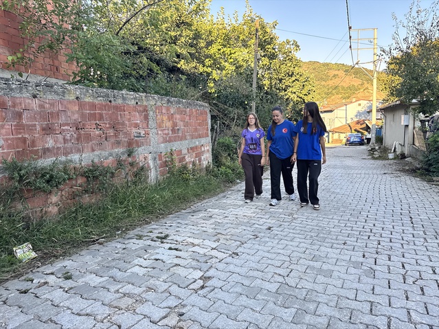 Yalova Sugören'de 25 kız öğrenci Filenin Sultanları'ndan ilhamla voleybola başladı