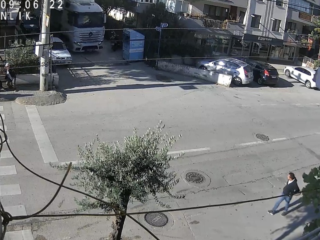 Bursa Mudanya'da tır, belediyenin giysi toplama kutusuna çarptı, sürücü durmadı