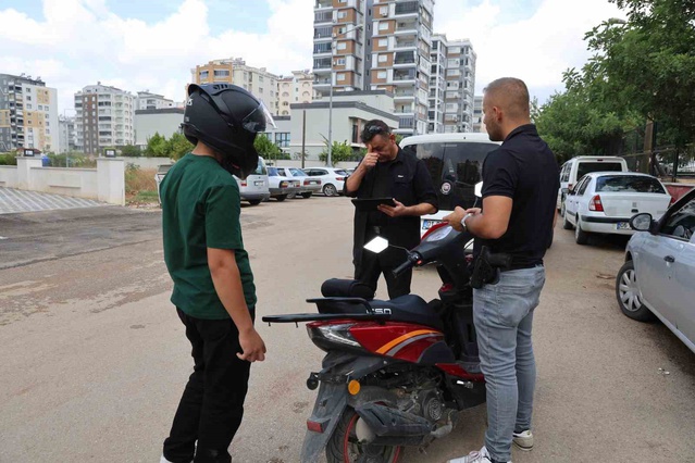 Kozan'da okul çevrelerinde denetim sıklaştı, motosikletlerin şasesi kontrol ediliyor