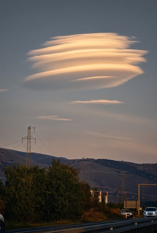 Prof. Dr. Akın Levent, Erzincan Üzümlü'de UFO'yu andıran mercek bulutunu fotoğrafladı