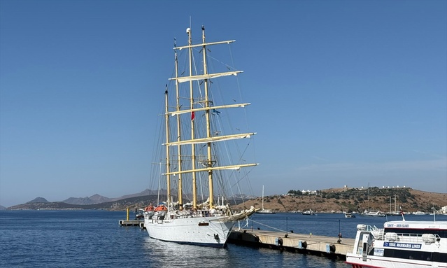 Star Flyer'la Bodrum'a gelen 152 turist, ilçedeki tarihi ve turistik yerleri gezdi