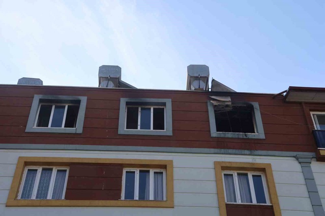 Hatay Antakya'da 5 katlı binanın son katındaki yangından aile bağırışlarla kurtuldu