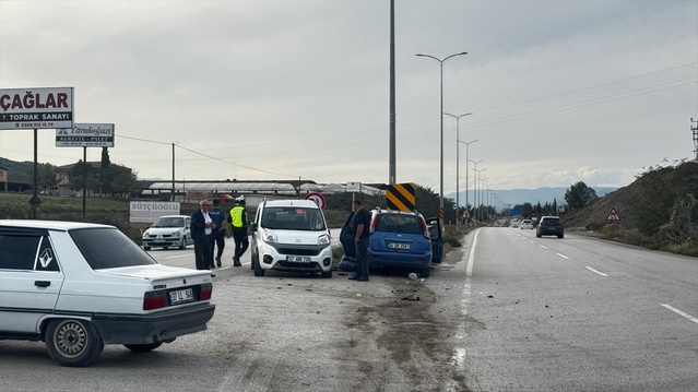 Sinop Boyabat'ta iki araç çarpıştı, yaralanan 3 kişi hastaneye kaldırıldı