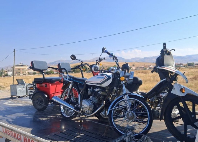 Afyonkarahisar Sandıklı'da 2 plakasız, 1 katlanır plakalı motosiklet trafikten men edildi