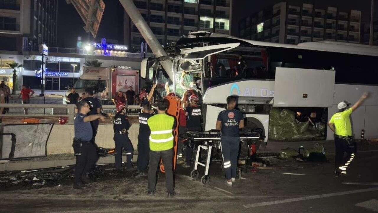 Yolcu otobüsü duvara çarptı: 11 yaralı