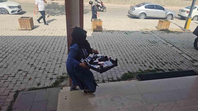 Elazığ'da dilenci operasyonunda seyyar satıcı kılığındaki şahsın parasına el konuldu