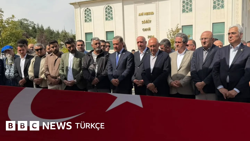 AYM önündeki eylemde intihar eden polis memuru için cenaze töreni düzenlendi