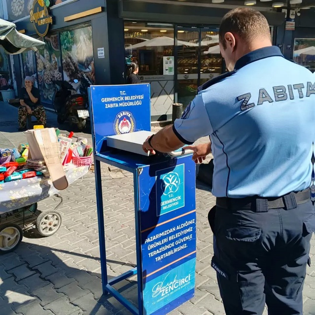Germencik'te semt pazarında zabıta etiket denetledi, vatandaşlar için tartı kurdu