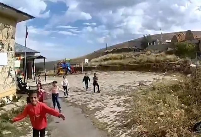 Erzurum Palandöken'de jandarma devriyesine koşan çocukların görüntüleri paylaşıldı