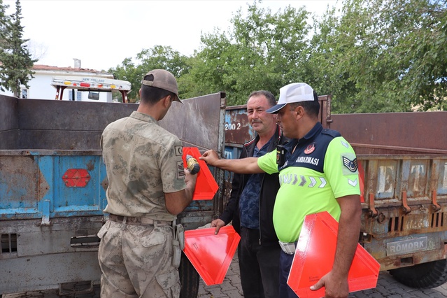 Kilis'te jandarma, güvenli tarım için 25 sürücüye seminer düzenledi