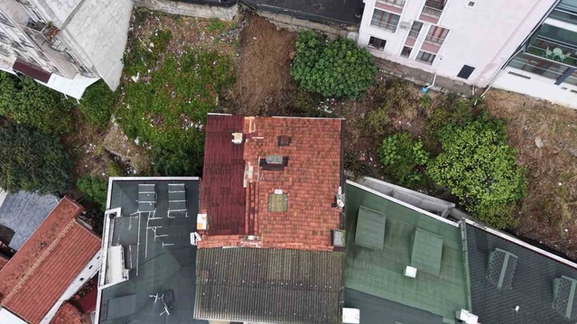 İstanbul'da sağanak yağış felaketi getiriyordu! Toprak kaydı, 25 kişi tahliye edildi