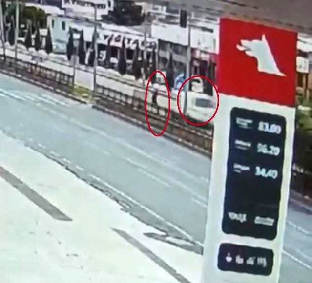 Diyarbakır'da yaya geçidinde son anda geri çekilen şahıs ölümden döndü