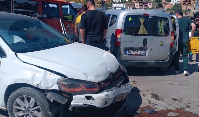 Hakkari Yüksekova'da kavşakta çarpışan iki araçta 2 kişi yaralandı