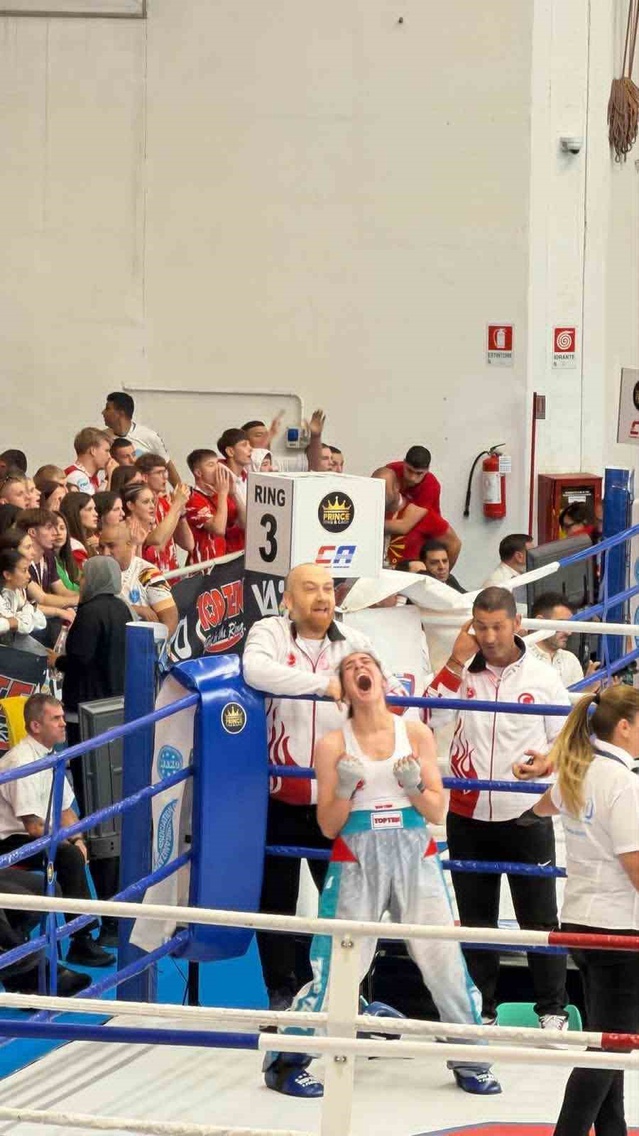 Göknur Gülten, WAKO Dünya Kick Boks Şampiyonası'nda 70 kiloda altın madalya kazandı