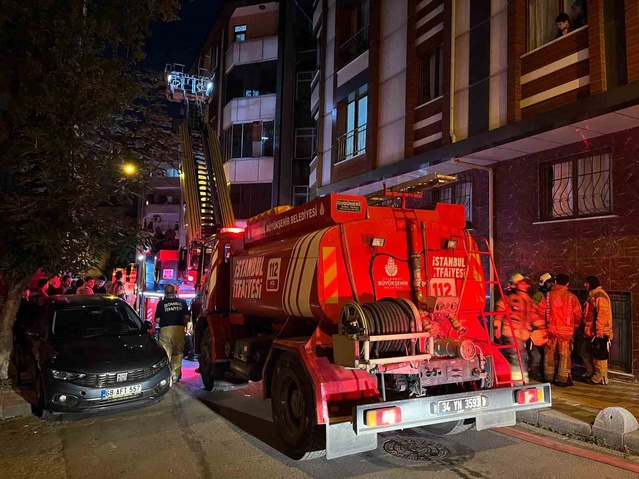 Esenler'de boşaltılan 4 katlı binanın çatısındaki yangında ölen ya da yaralanan olmadı