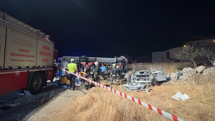 Gaziantep'te yolcu midibüsü ile otomobilin çarpışması sonucu 3 kişi hayatını kaybetti, 17 kişi yaralandı