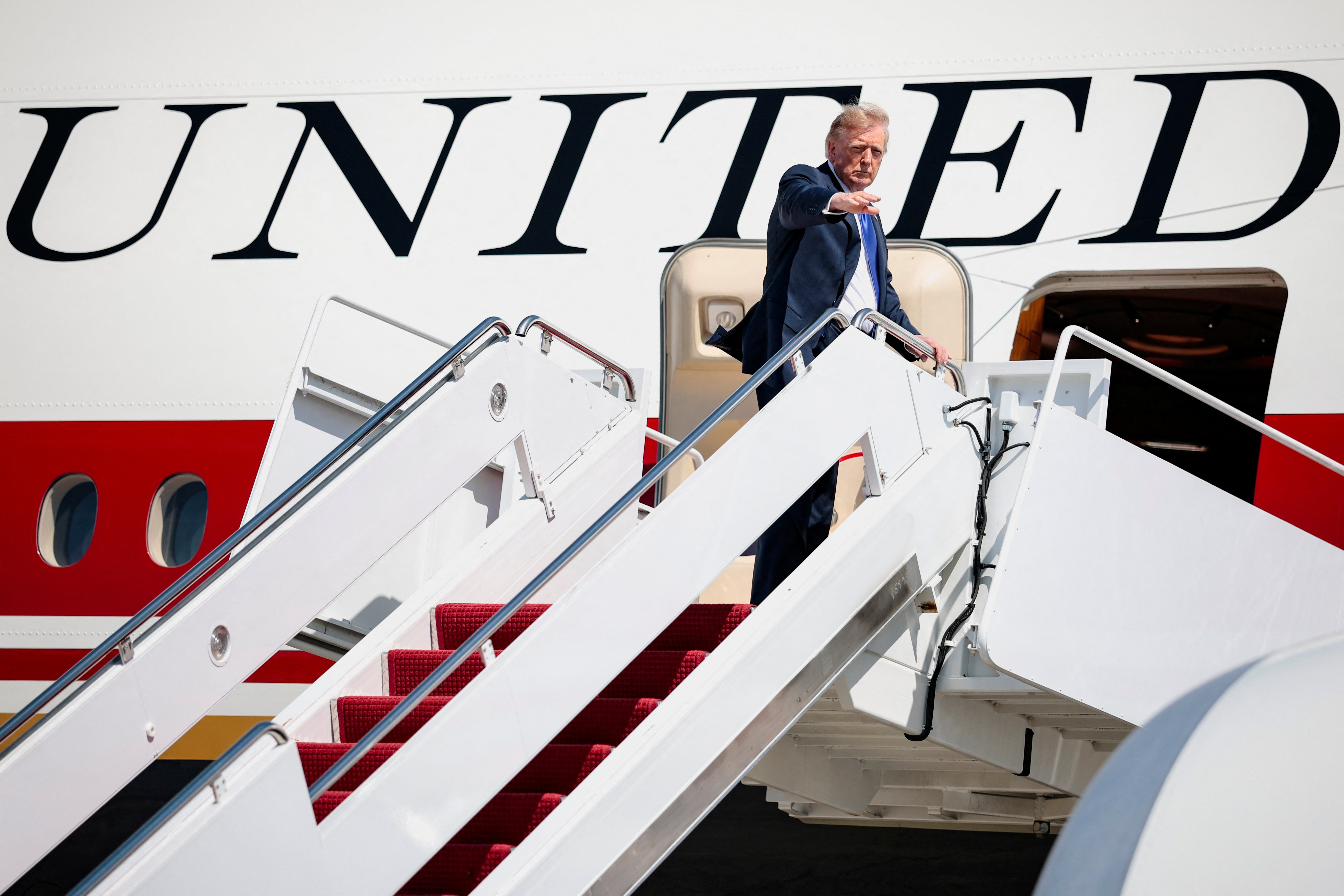 Trump'tan gazetecilere yeni yasak. Başkanlık uçağına almadı