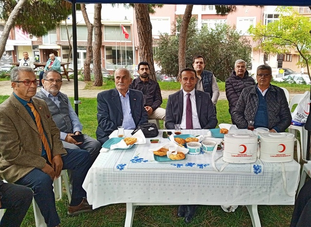 Gelibolu'da Kızılay aşevi yararına kermeste 1000 kişilik pişi ve aşure satıldı