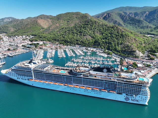 Panama bayraklı MSC Divina, Kuşadası'ndan Marmaris'e 3 bin 843 turist getirdi