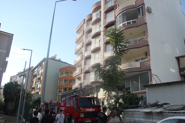 Antalya Serik'te apartmanın 3. katındaki yangın söndürüldü, daire hasar gördü