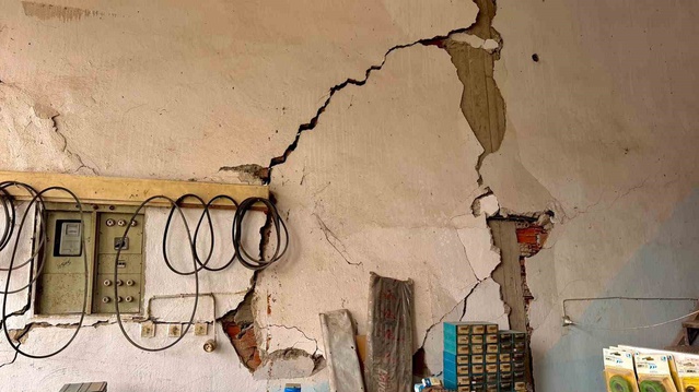 Afyonkarahisar Bolvadin'de Sanayi Sitesi'nde çatlaklar yan dükkanın içini gösteriyor