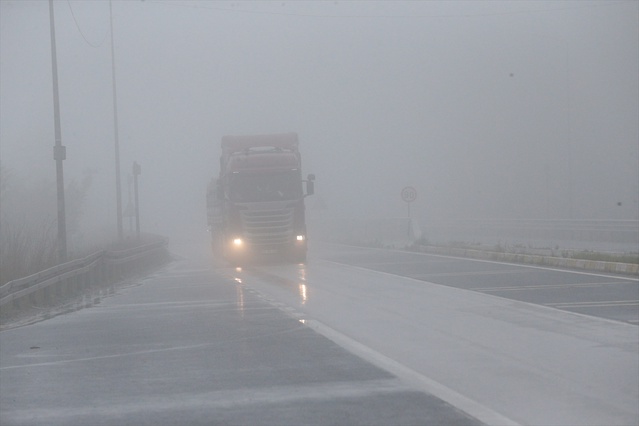 Trafik ekipleri Bolu Dağı'nda sis yüzünden görüş 35 metreye düşünce sürücüleri uyardı