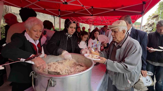Kütahya'da Mevlana'nın doğumunun 819. yıl dönümünde pilav ve ayran ikram edildi