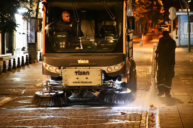 Lüleburgaz Belediyesi temizlik ekipleri sahaya saat 06.00'da çıktı