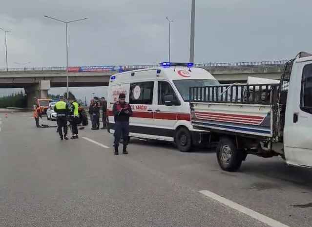 İddiaya göre Samsun Çarşamba'da kamyonetin traktöre çarpmasıyla 2 sürücü yaralandı.