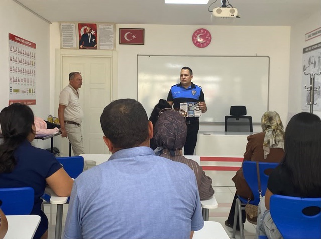 Niğde'de polis, pazar ve sokakta dolandırıcılığa karşı vatandaşa broşür dağıttı