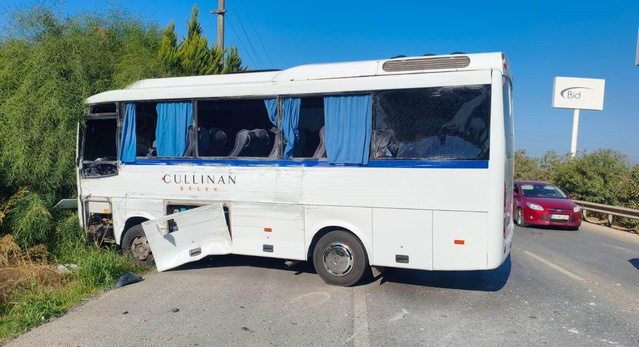 Antalya-Alanya D400'de tur otobüsü ile minibüs çarpıştı, 6 kişi yaralandı, 1'i ağır