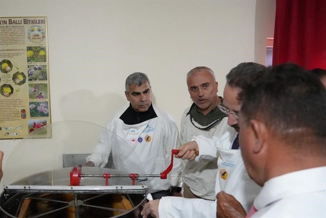 Ardahan'da tarım ekipleri üreticilerle buluştu, arıcılık, hayvancılık ve ÇKS anlatıldı