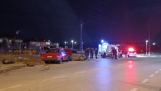Bilecik Pazaryeri'nde kontrolsüz çıkan otomobil çarpıştı, 3 kişi yaralandı
