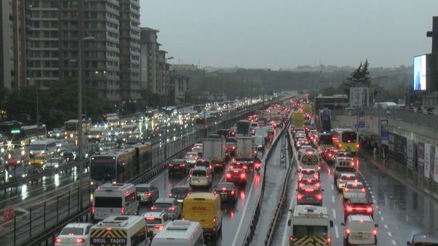 İstanbul'da akşam yağış trafiği durma noktasına getirdi, yoğunluk yüzde 85'e ulaştı