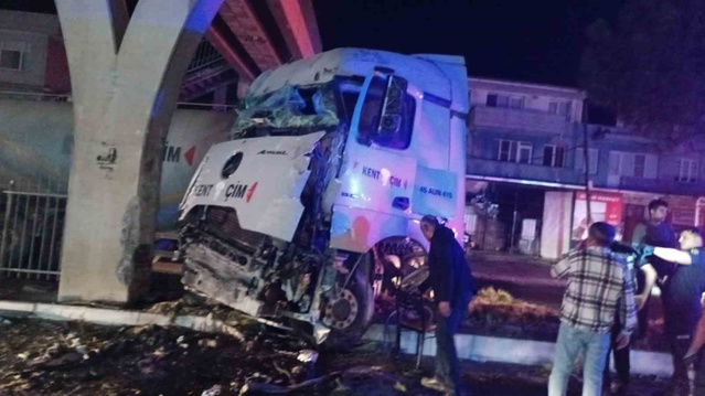 Aydın Söke'de kontrolden çıkan tır üst geçit ayağına çarparak sürücüyü yaraladı