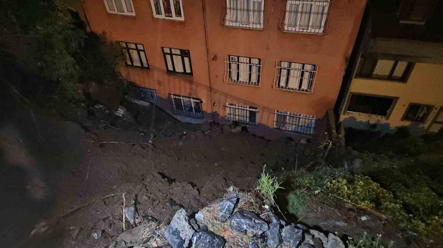 Eyüpsultan'da toprak kayması nedeniyle apartmandaki 25 kişi tedbiren tahliye edildi