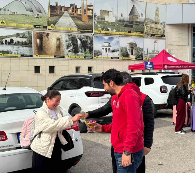 Bayburt'ta üniversite öğrencilerine Gençlik Merkezi ve Yeşilay stant açtı