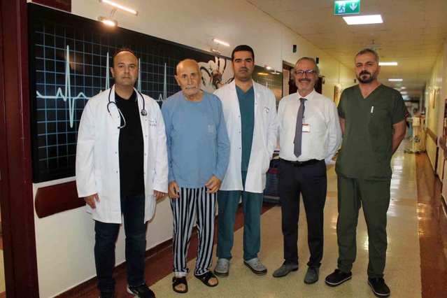 GAÜN Hastanesi 83 yaşındaki hastanın 10 cm'lik normalin 5 katına ulaşan damarını onardı